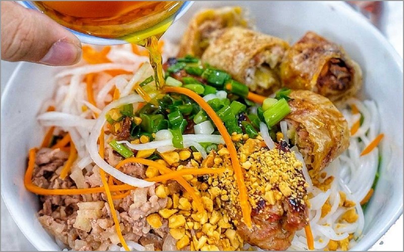 Bún xào nem nướng