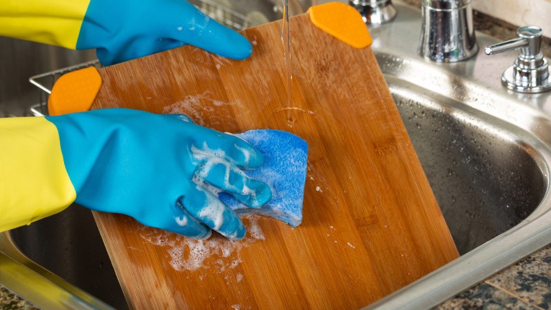 Cách vệ sinh đồ dùng nhà bếp bằng gỗ an toàn, hiệu quả và mẹo bảo quản