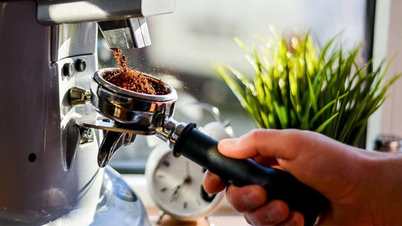 Nên xay cà phê tại nhà để đảm bảo chất lượng