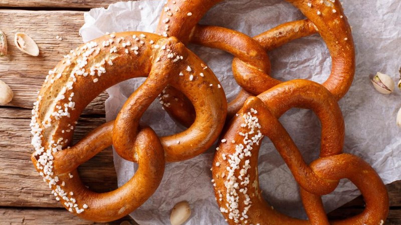 Bánh pretzel là gì, mua ở đâu? Ăn bánh pretzel có tốt không?