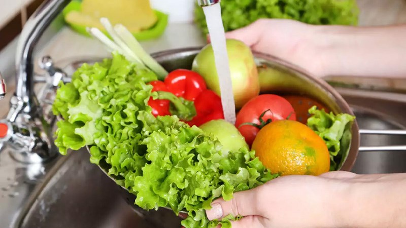 Tại sao phải rửa tr&aacute;i c&acirc;y, rau củ quả đ&uacute;ng c&aacute;ch?