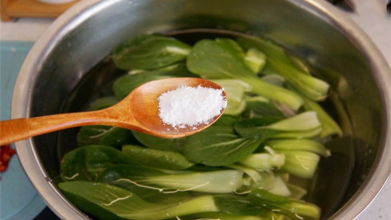 Rửa rau củ bằng c&aacute;ch ng&acirc;m nước muối, nước vo gạo