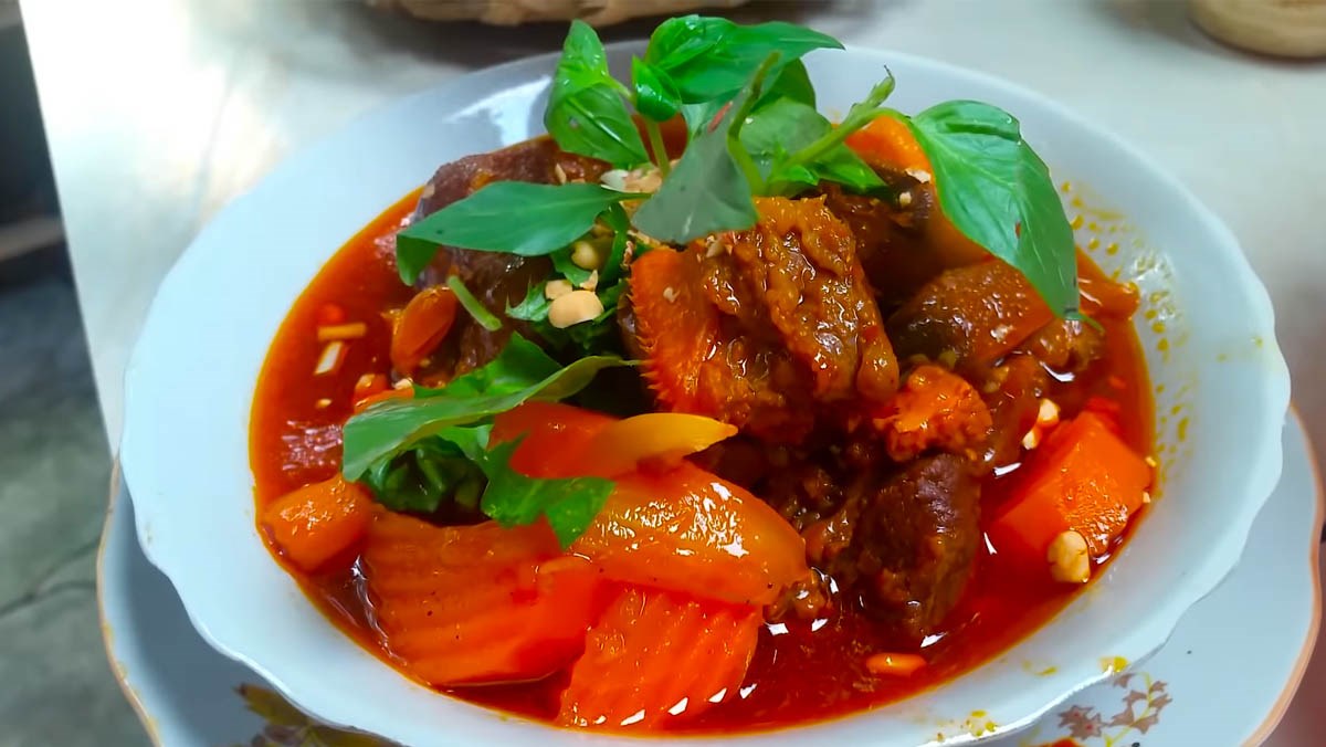 Bò kho cà rốt: Hãy nếm thử hương vị thơm ngon và tuyệt vời của món bò kho cà rốt, một món ăn truyền thống của người Việt. Với cà rốt dày đặc, thịt thơm mềm và gia vị đậm đà, món ăn này sẽ khiến bạn ăn ngập mồm và muốn ăn thêm nữa.