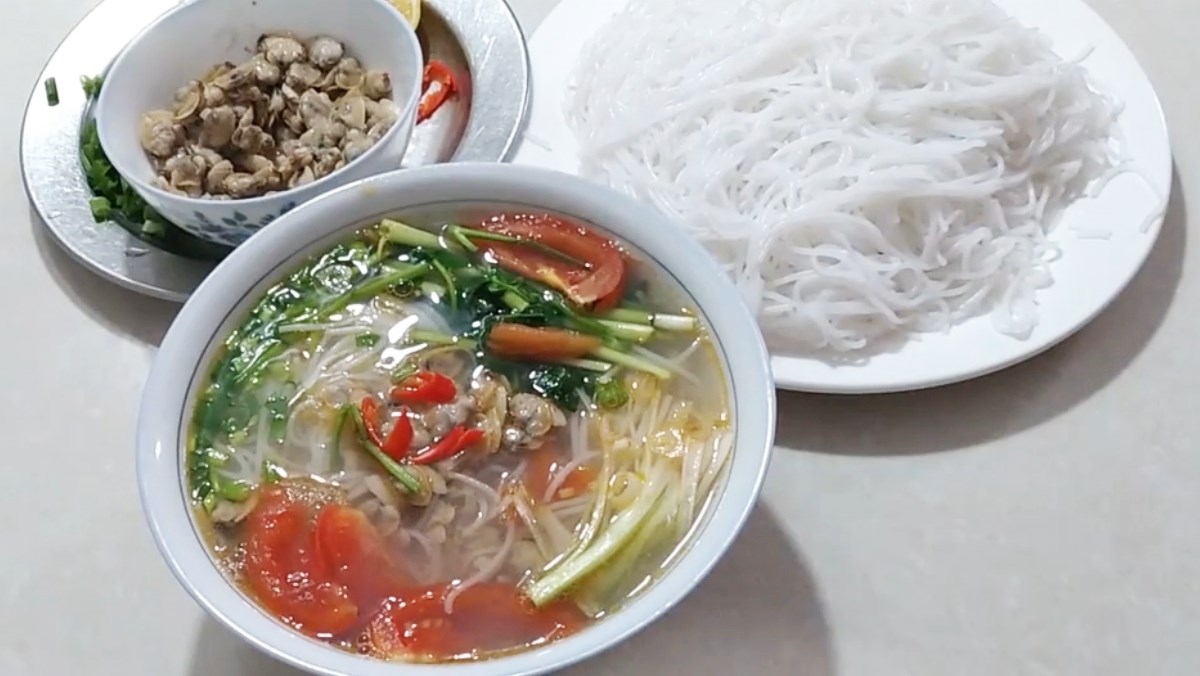 Bún nghêu (bún ngao) chua cay