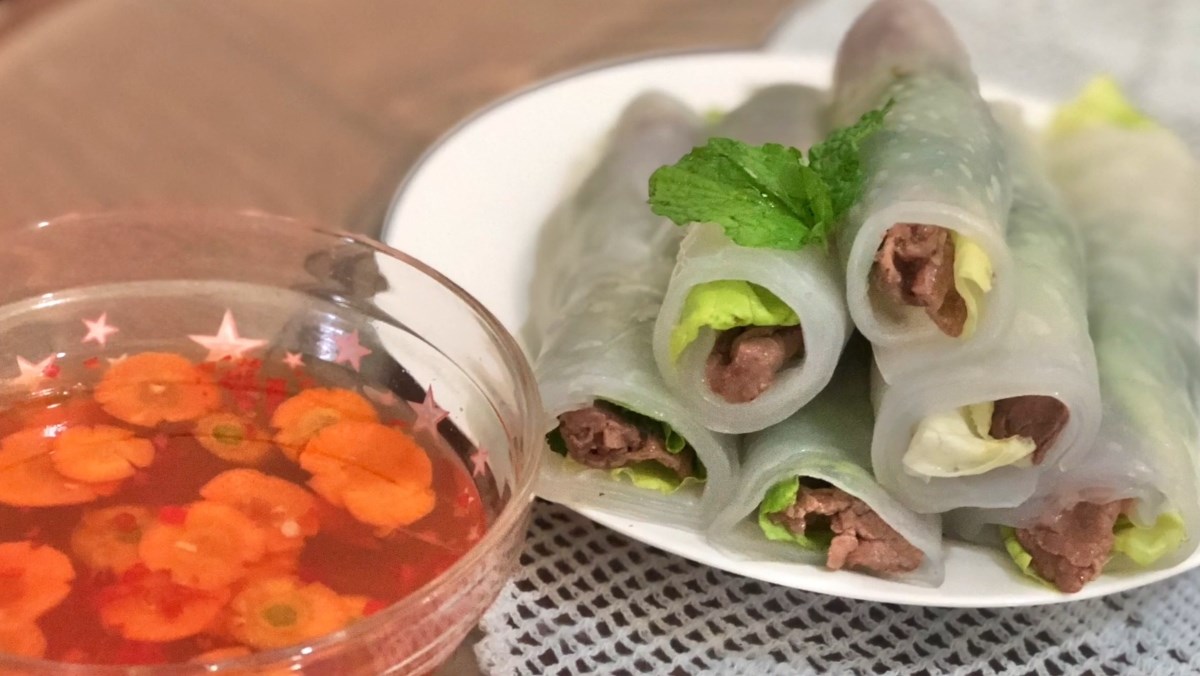 Phở cuốn bằng bánh tráng