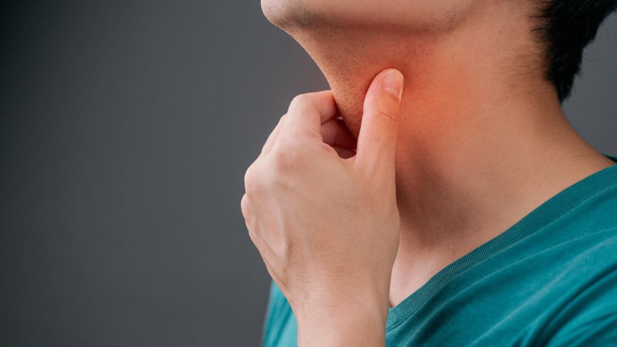 Bị viêm, đau họng nên uống gì? 9 cách giảm đau họng