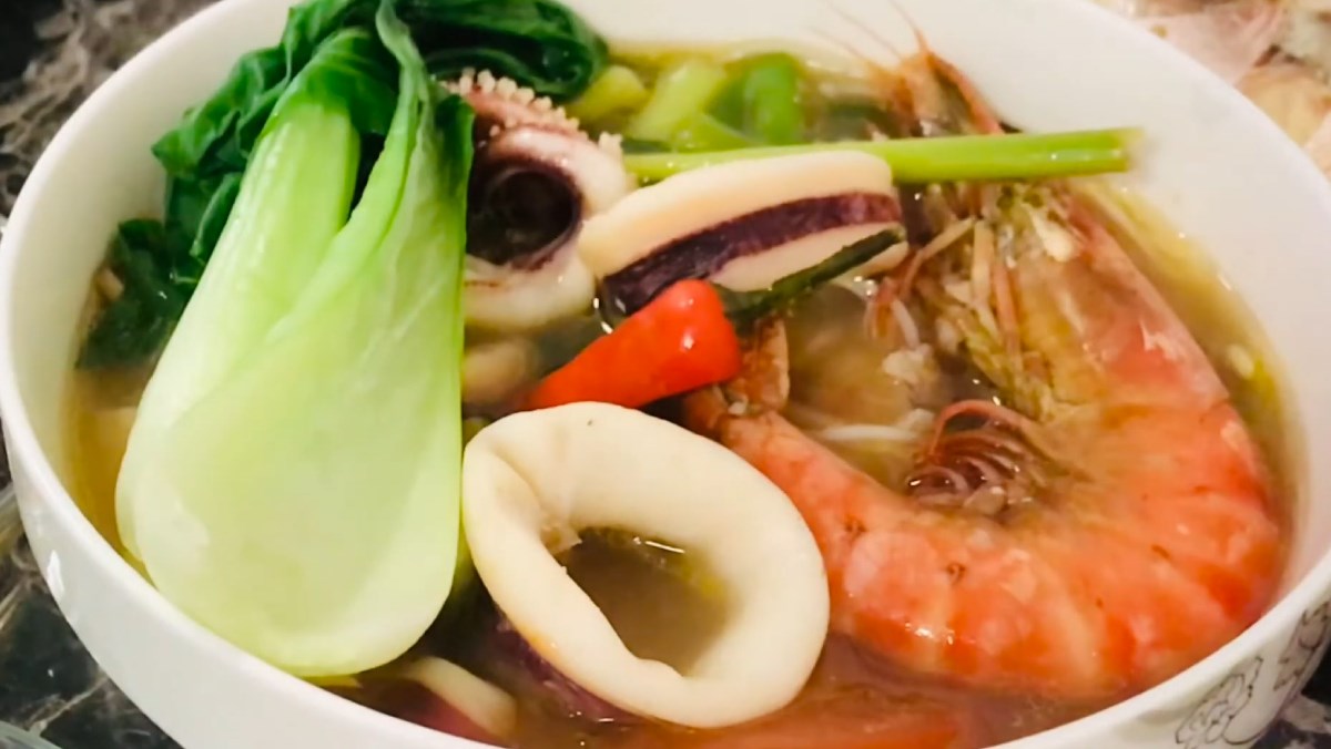 What are the detailed steps to cook a delicious and easy seafood vermicelli dish at home?