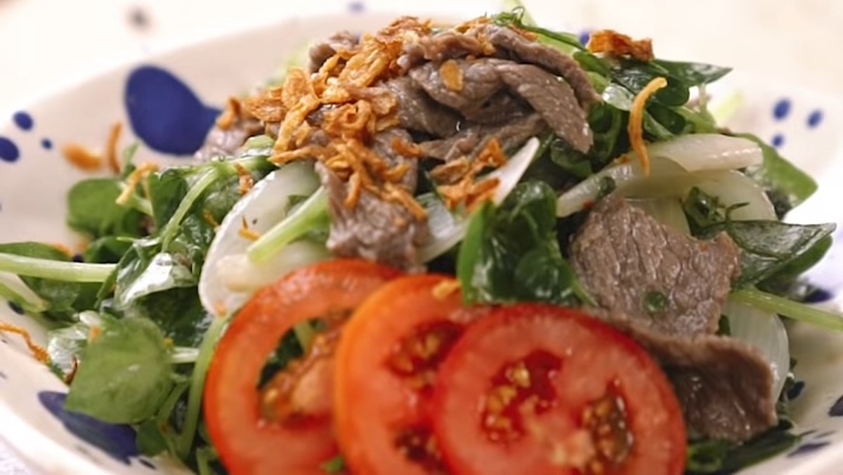Có những nguyên liệu nào cần chuẩn bị để làm salad rau càng cua thịt bò?
