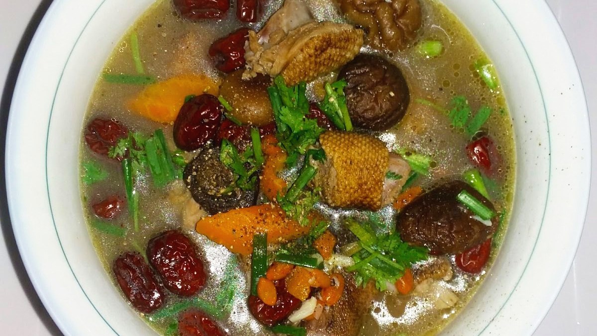 What is the recipe for cooking duck with dried shiitake mushrooms and red dates (táo đỏ)?