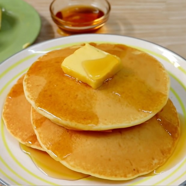 2 cách làm bánh pancake và souffle pancake không cần bột nở cực đơn giản
