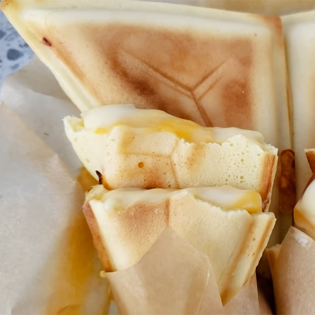 Cách làm bánh hotdog tam giác phô mai chảy thơm ngon, ai ăn cũng thích