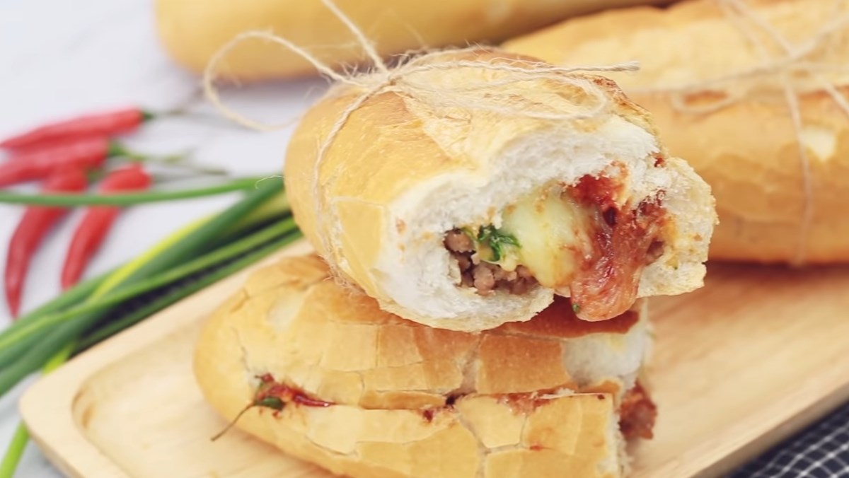 Bánh mì bò băm phô mai