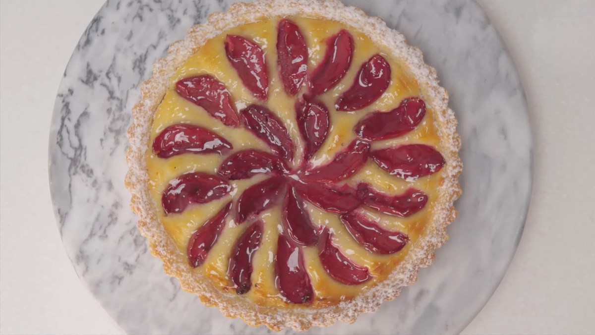 Bánh tart mận hạnh nhân