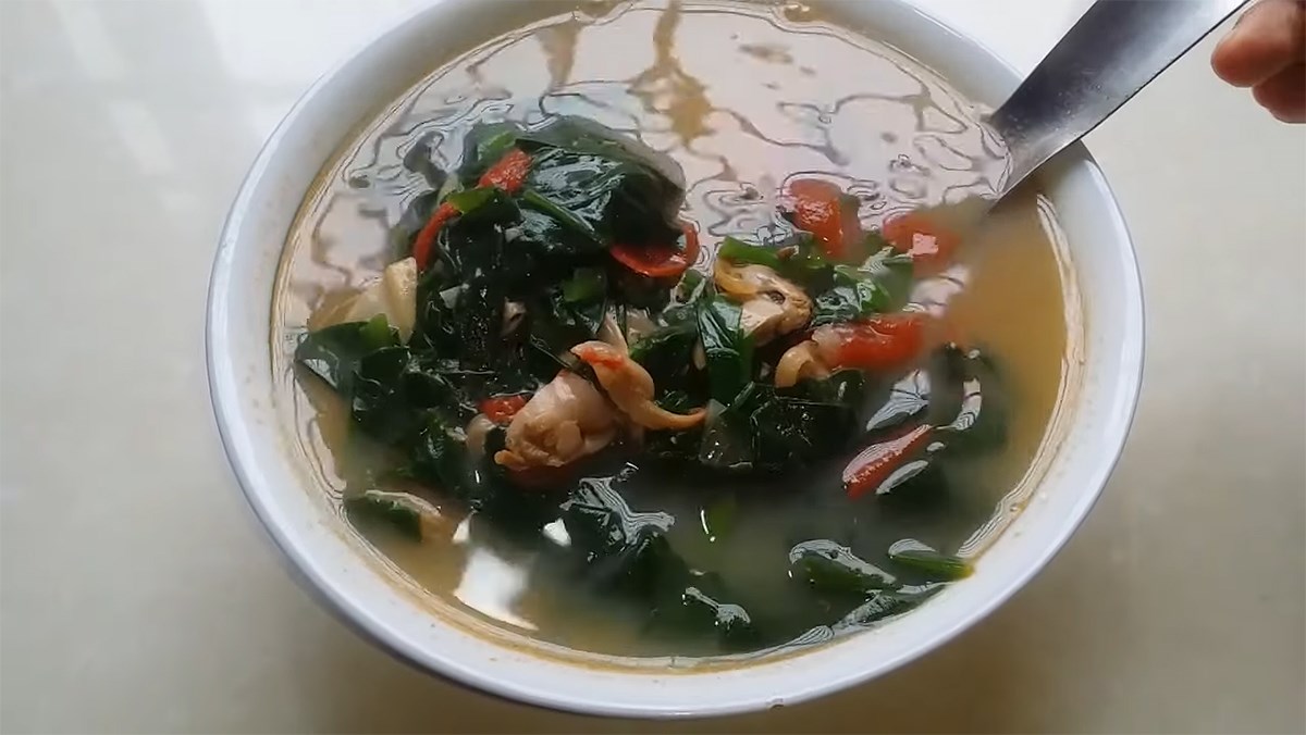 Canh trai nấu mồng tơi cà chua