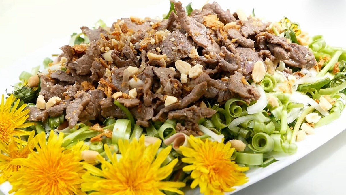 Salad bồ công anh thịt bò