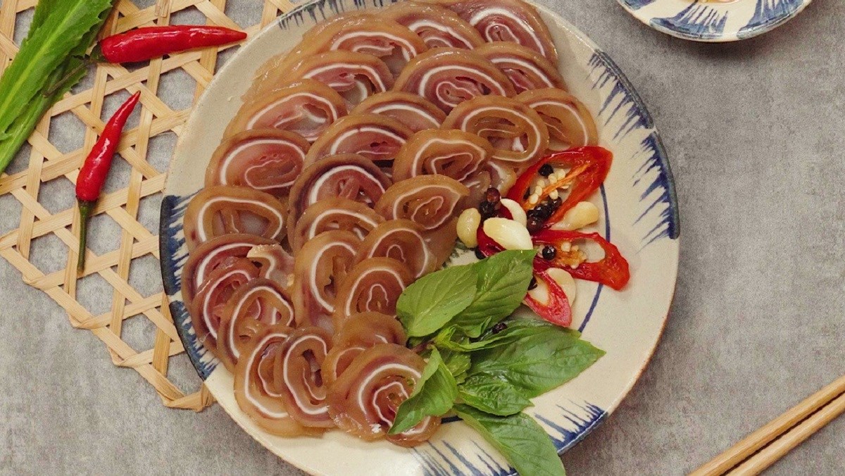 Tai heo cuộn ngâm nước mắm