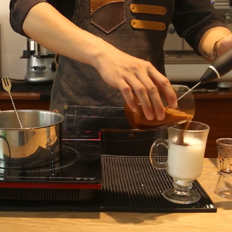 Bước 3  Pha cà phê với sữa nóng Cà phê bạc xỉu nóng