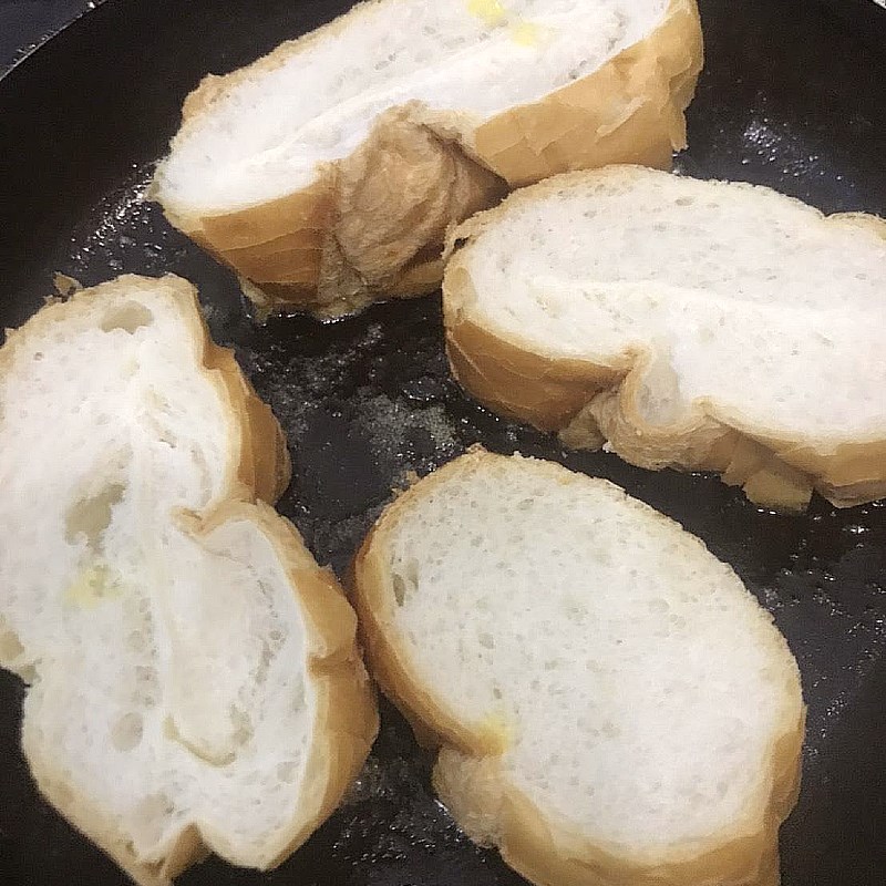 Bước 2 Phết bơ cho bánh mì Bánh mì nướng muối ớt
