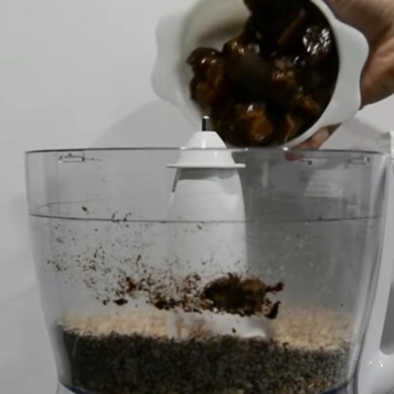 Bước 2 Xay hỗn hợp hạt socola Bánh protein bar socola