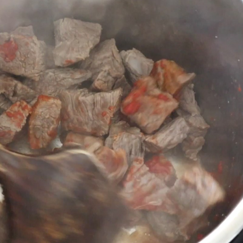 Bước 4 Xào sơ thịt bò Bò hầm cà chua