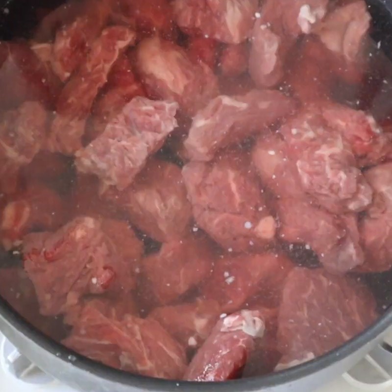 Bước 3 Luộc thịt bò Bò hầm cà chua