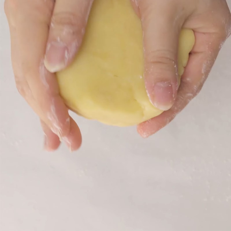 Bước 2 Cán bột và tạo hình đế bánh Bánh tart mận hạnh nhân