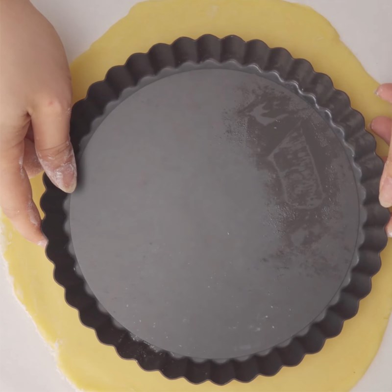 Bước 2 Cán bột và tạo hình đế bánh Bánh tart mận hạnh nhân