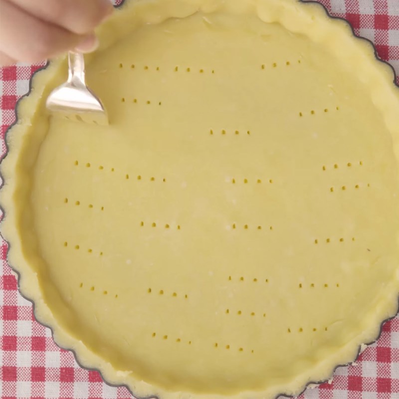 Bước 2 Cán bột và tạo hình đế bánh Bánh tart mận hạnh nhân
