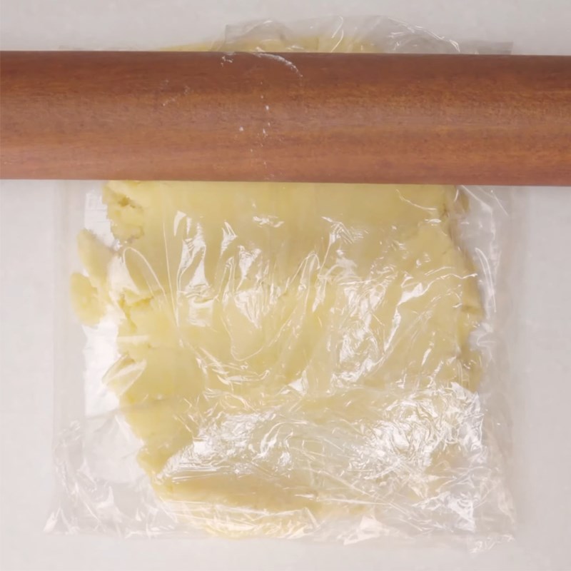 Bước 2 Cán bột và tạo hình đế bánh Bánh tart mận hạnh nhân