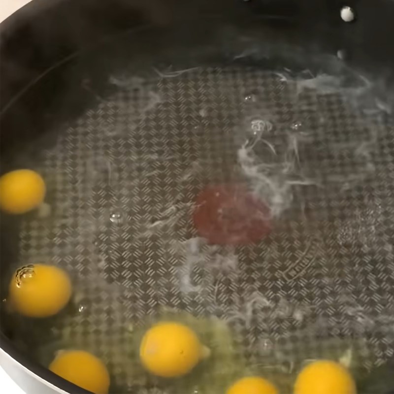 Bước 2 Chần trứng Trứng chần nước sôi