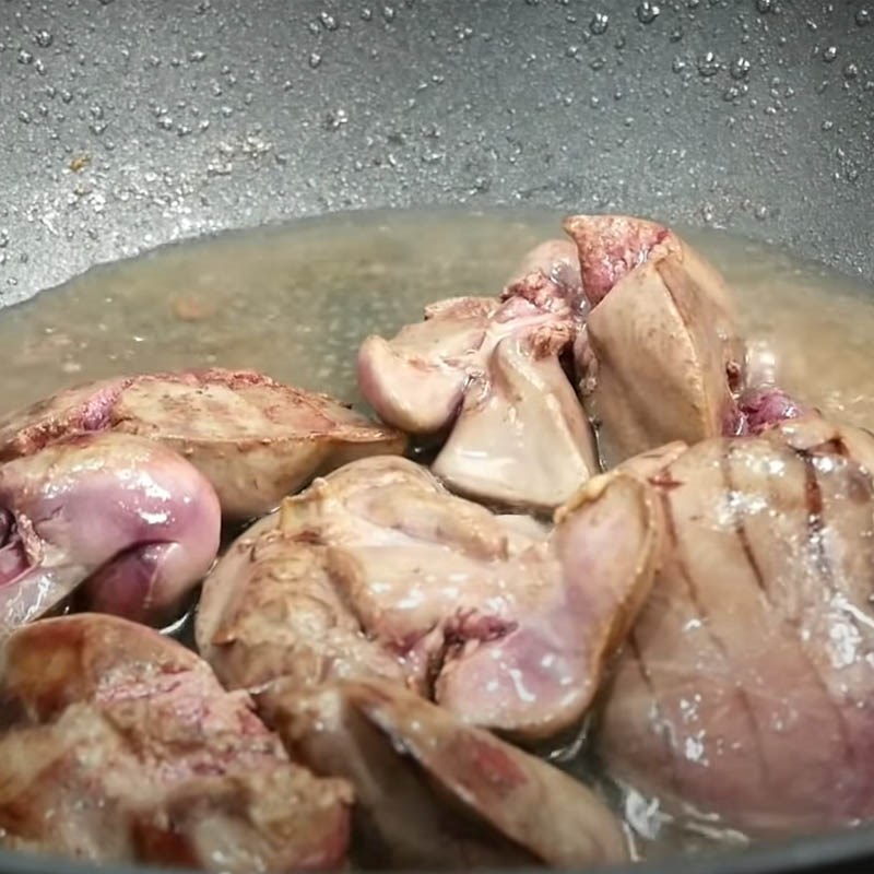 Bước 4 Chiên gà và áp chảo gan gà Phở gà trộn da giòn