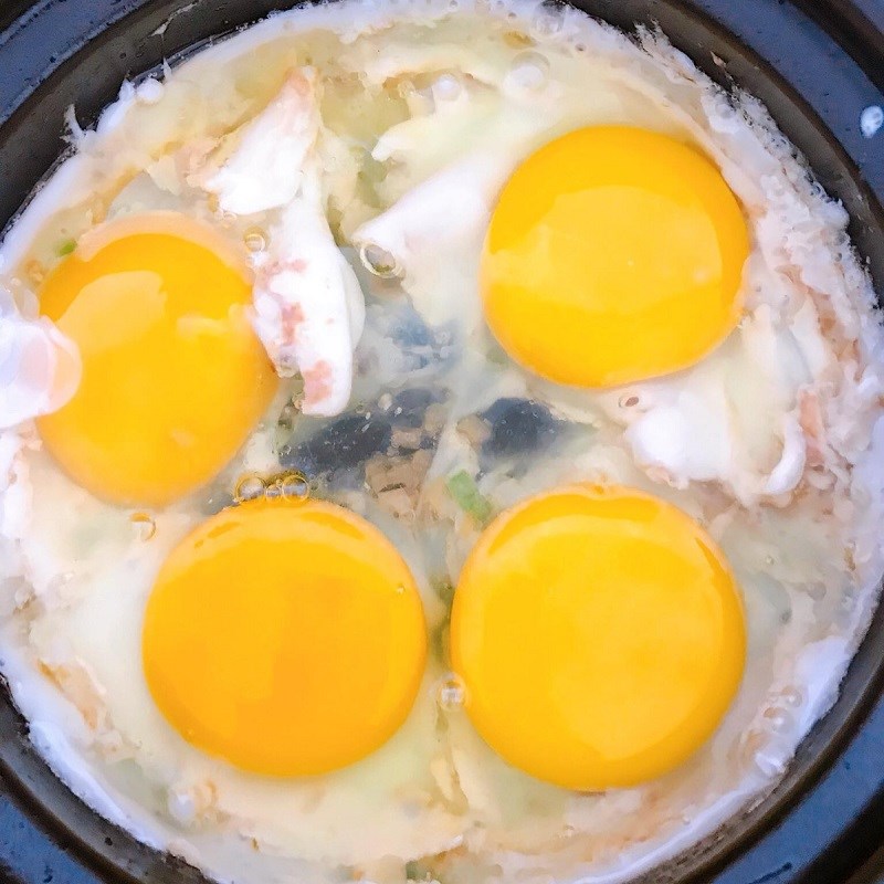 Bước 3 Chiên trứng với nước mắm Trứng ốp la chiên nước mắm
