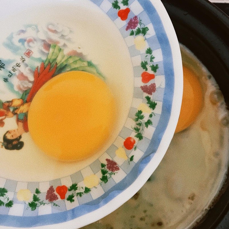 Bước 3 Chiên trứng với nước mắm Trứng ốp la chiên nước mắm