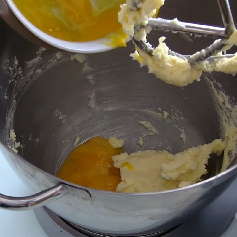 Bước 1 Đánh bơ Bánh tart mận