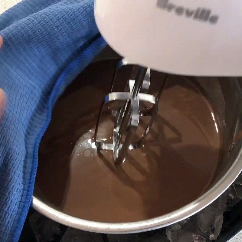 Bước 5 Đánh bông hỗn hợp kem gelato socola Kem Ý gelato socola