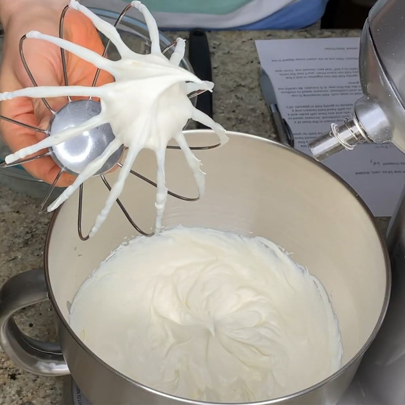 Bước 3 Đánh bông hỗn hợp kem sữa và trộn đậu phộng Kem trà sữa thái đậu phộng