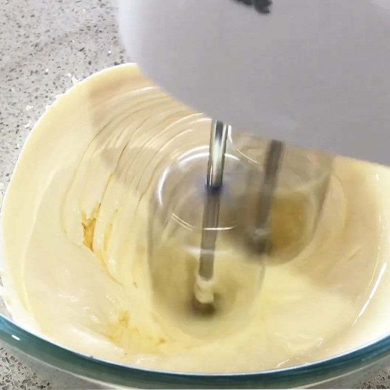 Bước 1 Đánh bông hỗn hợp trứng Kem Ý gelato socola