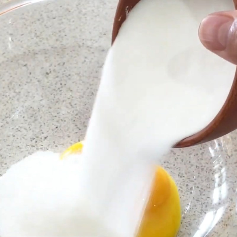 Bước 1 Đánh bông hỗn hợp trứng Kem Ý gelato socola
