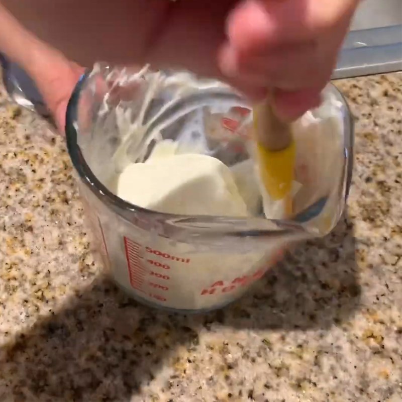 Bước 4 Đánh bông kem phô mai Trà sữa kem phô mai tiramisu