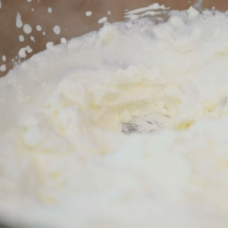 Bước 4 Đánh bông whipping cream Kem Ý gelato dâu tây