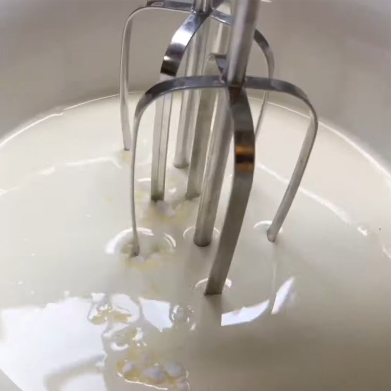 Bước 3 Đánh bông whipping cream Kem bơ sầu riêng