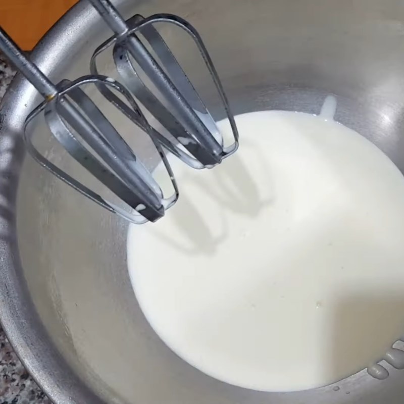 Bước 3 Đánh bông whipping cream Kem trái dừa