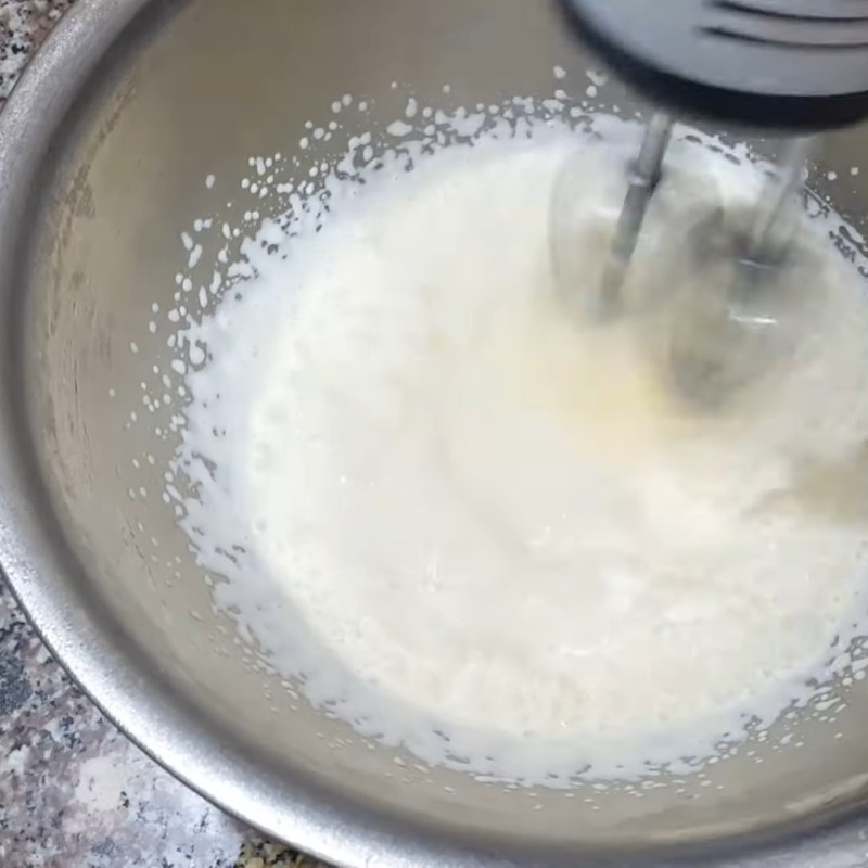 Bước 3 Đánh bông whipping cream Kem trái dừa