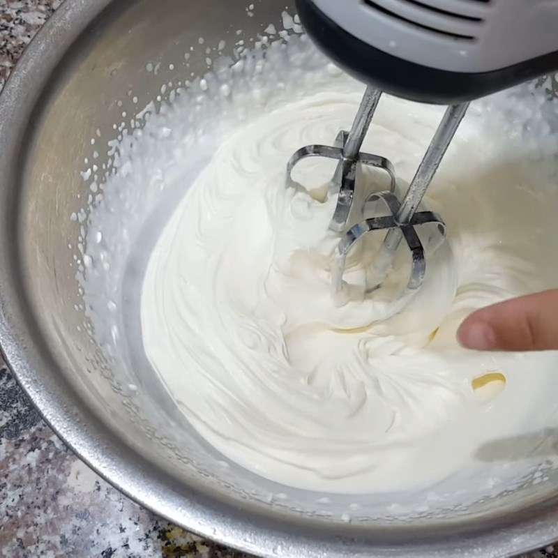 Bước 3 Đánh bông whipping cream Kem trái dừa