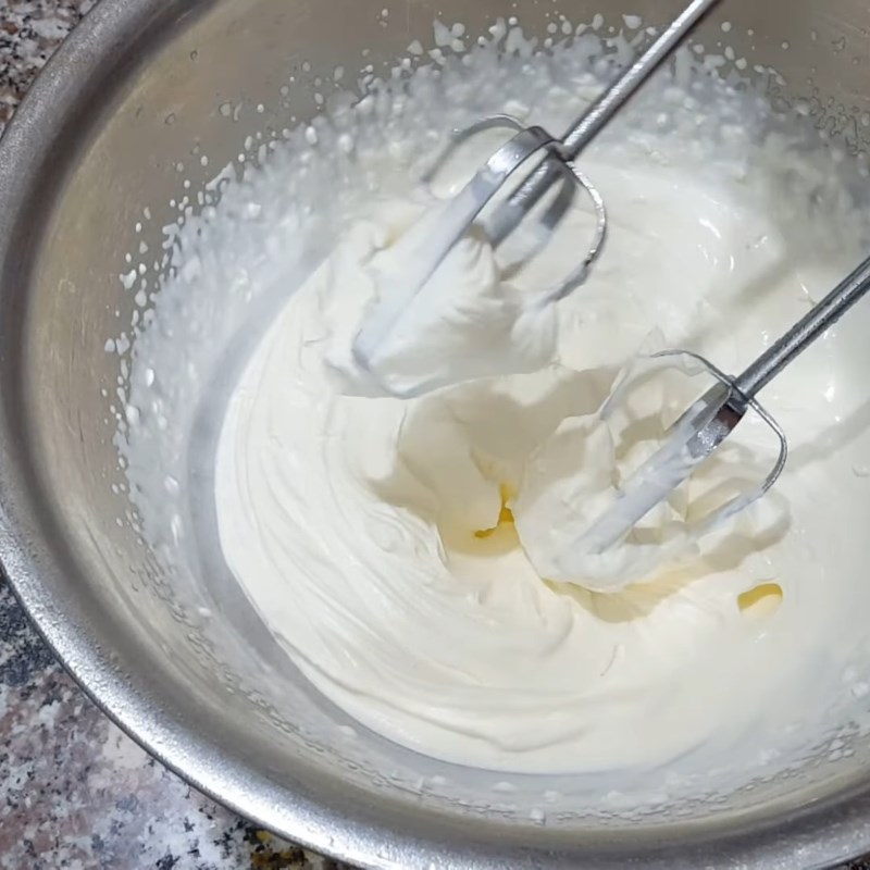 Bước 3 Đánh bông whipping cream Kem trái dừa