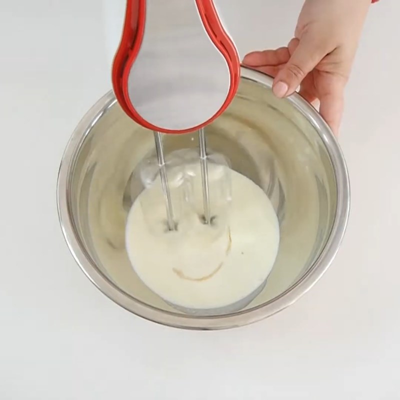 Bước 2 Đánh bông whipping cream Kem que dâu tây sữa