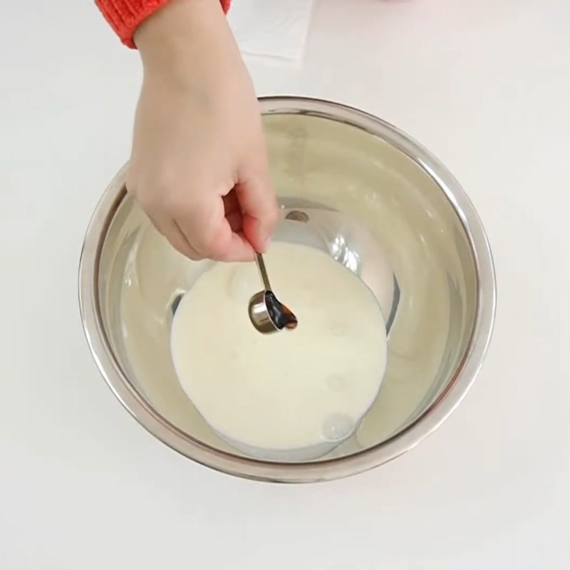 Bước 2 Đánh bông whipping cream Kem que dâu tây sữa