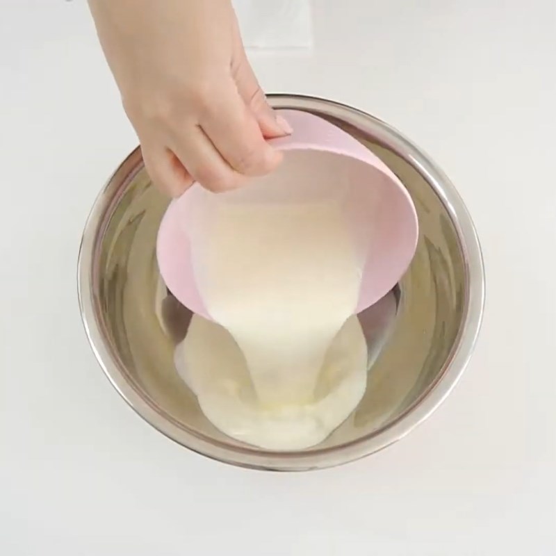 Bước 2 Đánh bông whipping cream Kem que dâu tây sữa