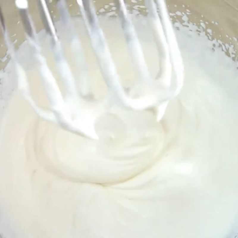Bước 2 Đánh bông whipping cream Kem que dâu tây sữa