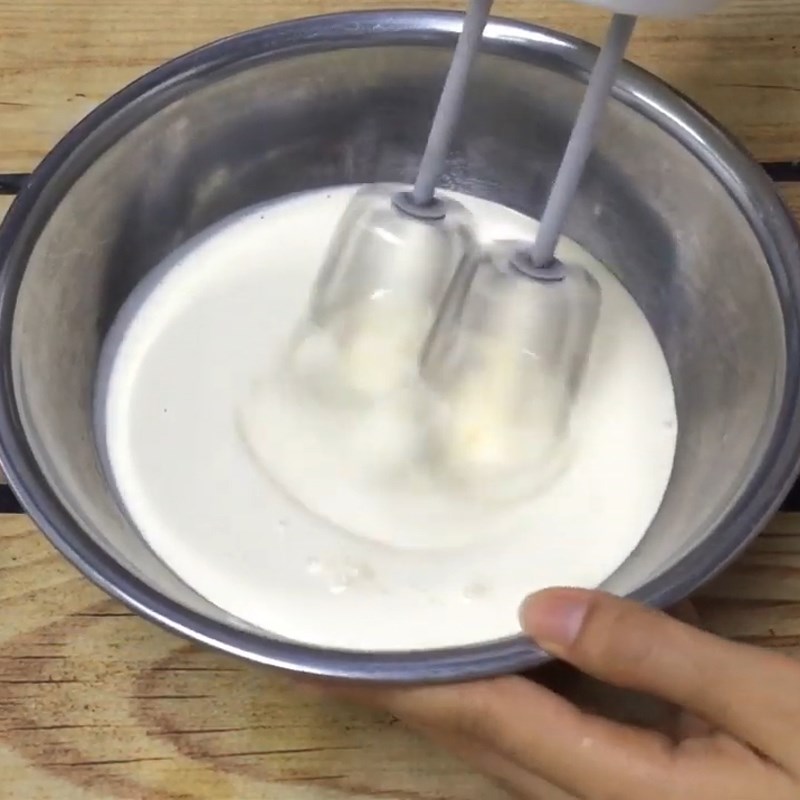 Bước 2 Đánh bông whipping cream Bánh custard nhân socola